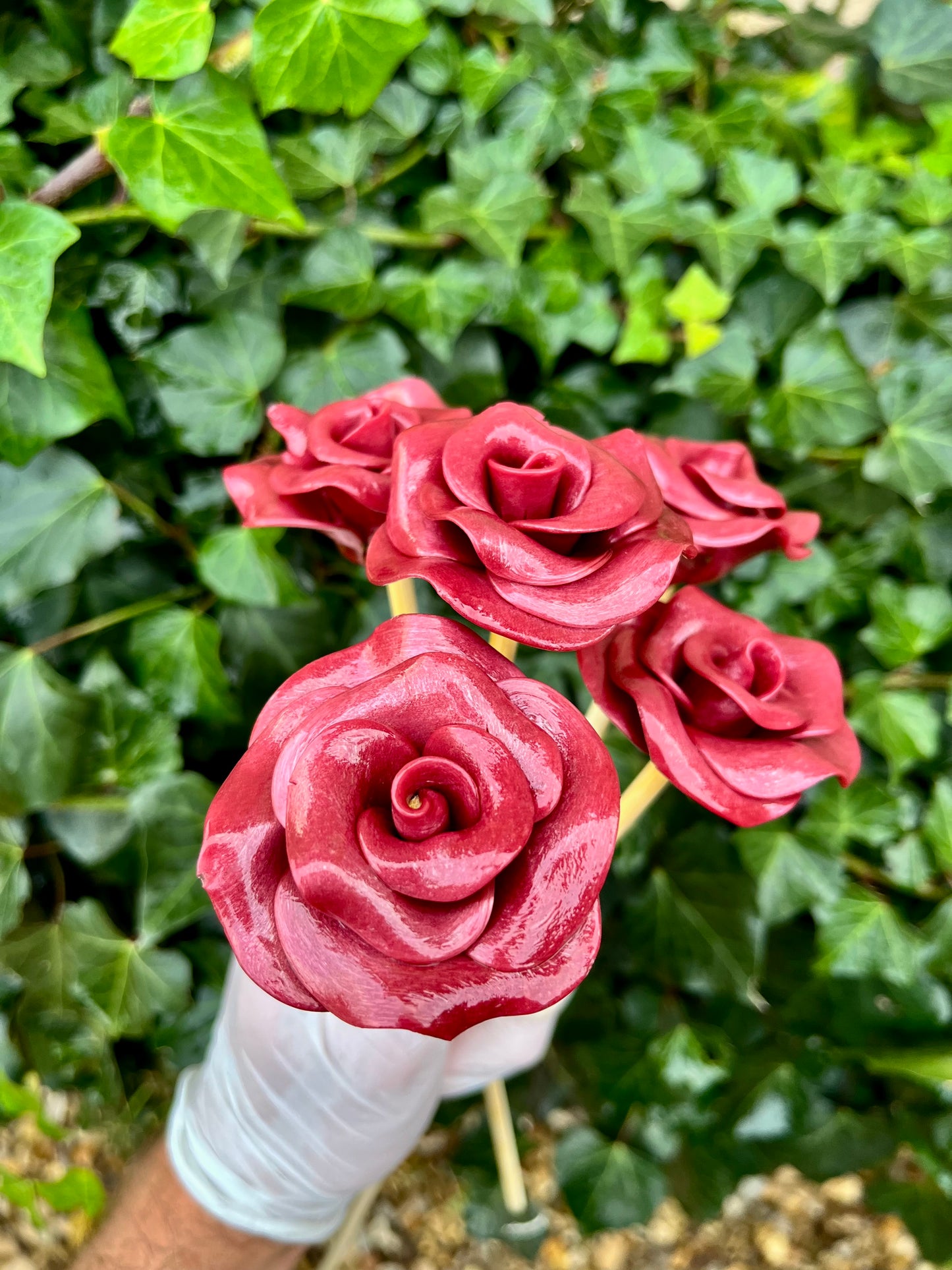 Un bouquet de sucette en forme de fleur au cassis dans un jardin