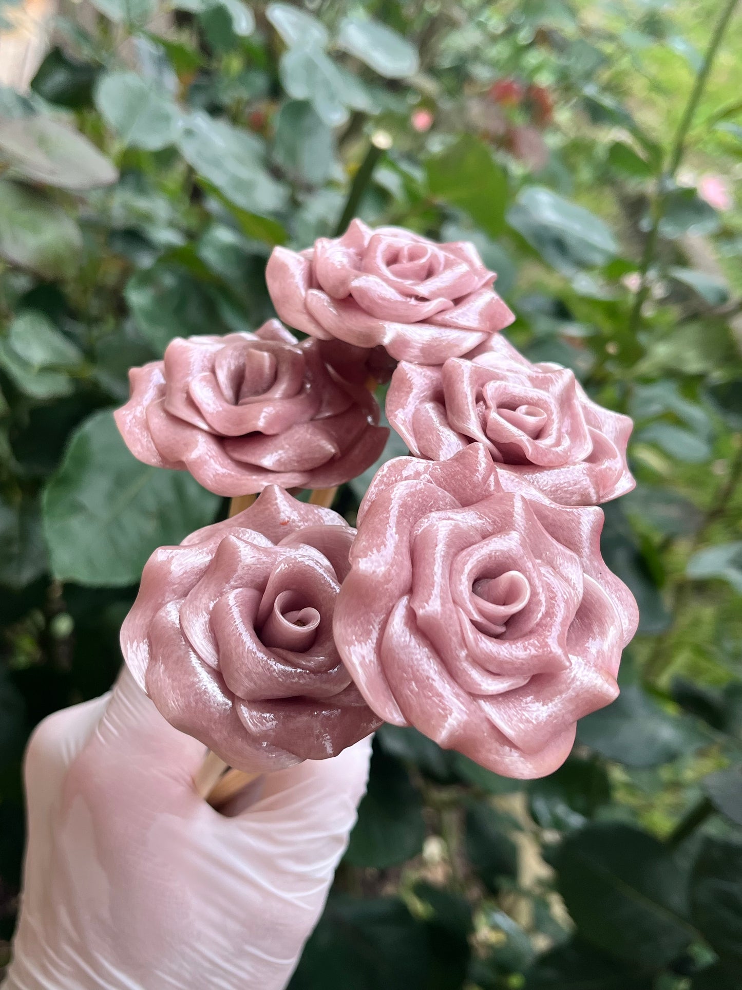 Un bouquet de sucette artisanale en forme de fleur à la violette dans un jardin