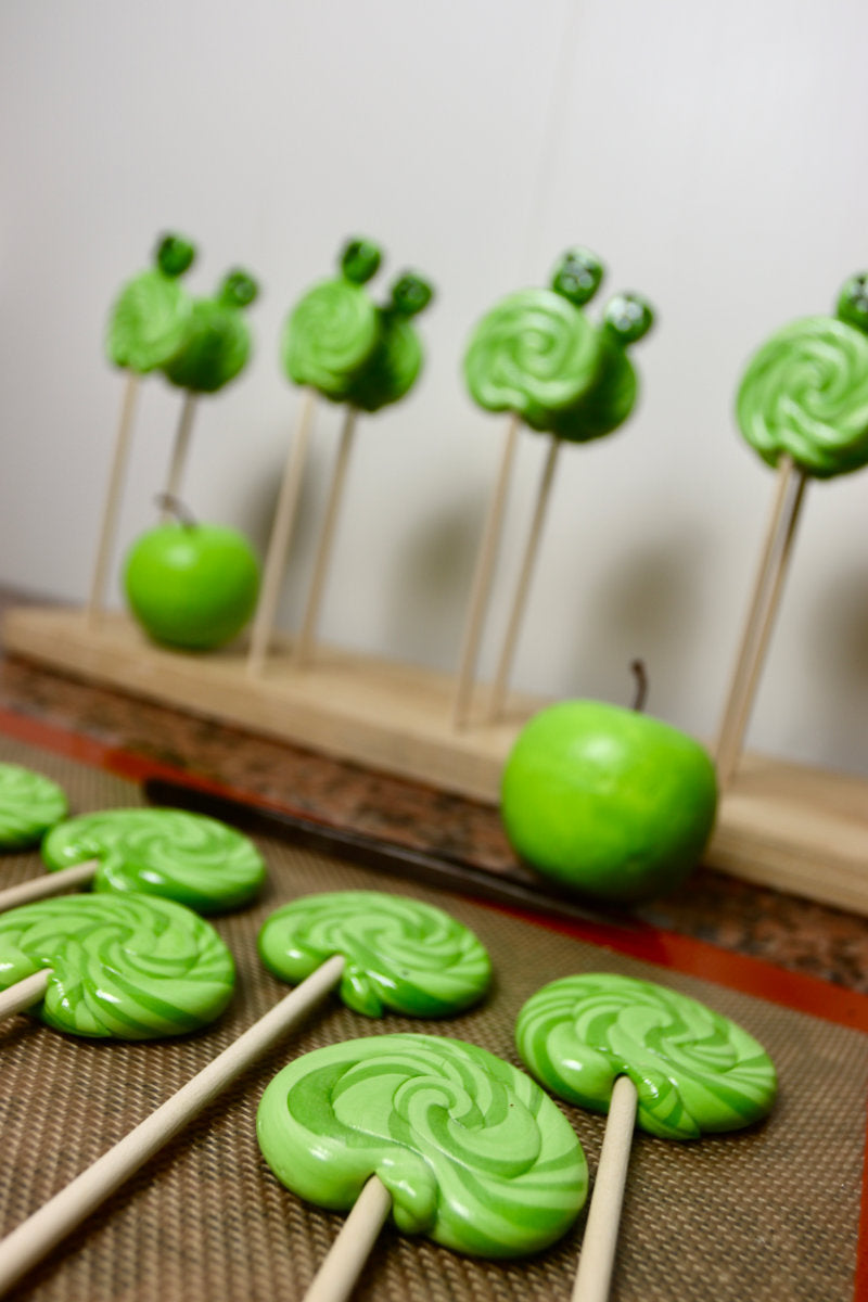 Sucette foraine creeper à la pomme en fabrication