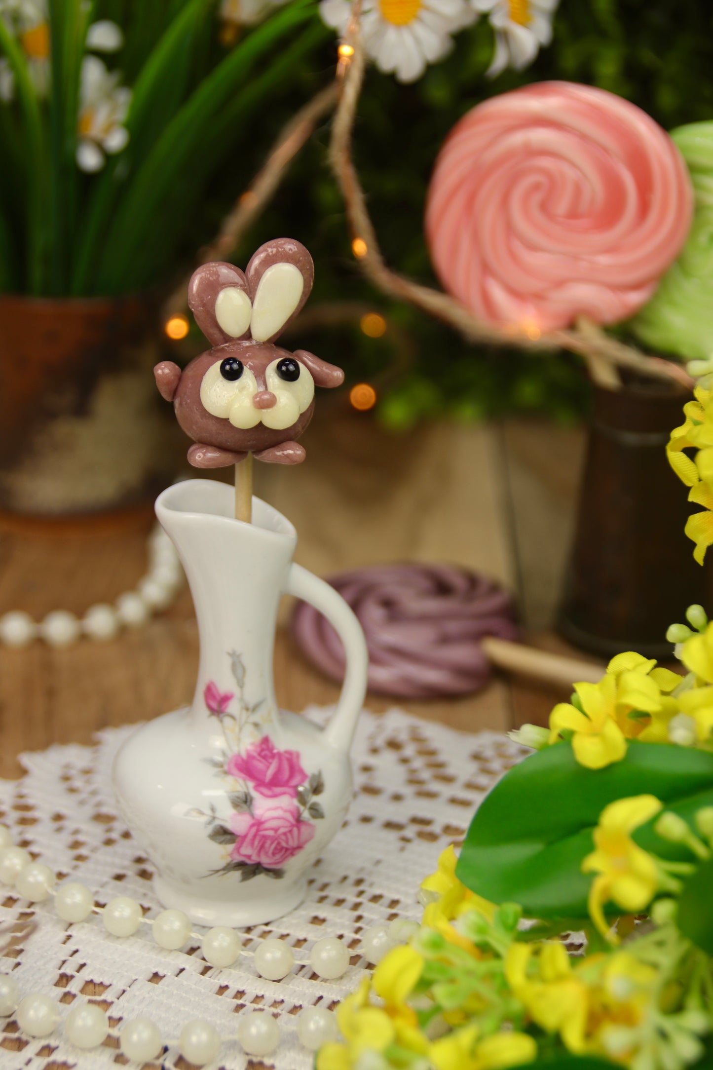 Sucette artisanale sculptée en forme de lapin, parfumée à la violette et au citron. Une création colorée et minutieusement façonnée à la main, parfaite pour célébrer le printemps et Pâques