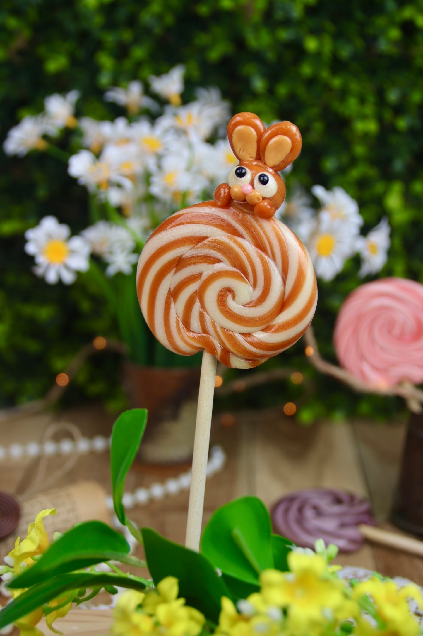 Sucette artisanale en forme de lapin, sculptĂ©e Ă la main, au parfum vanille et caramel beurre salĂ©. Une gourmandise inspirĂ©e des fĂȘtes foraines, prĂ©sentĂ©e sur un bĂąton en bois, avec une finition brillante et dorĂ©e.