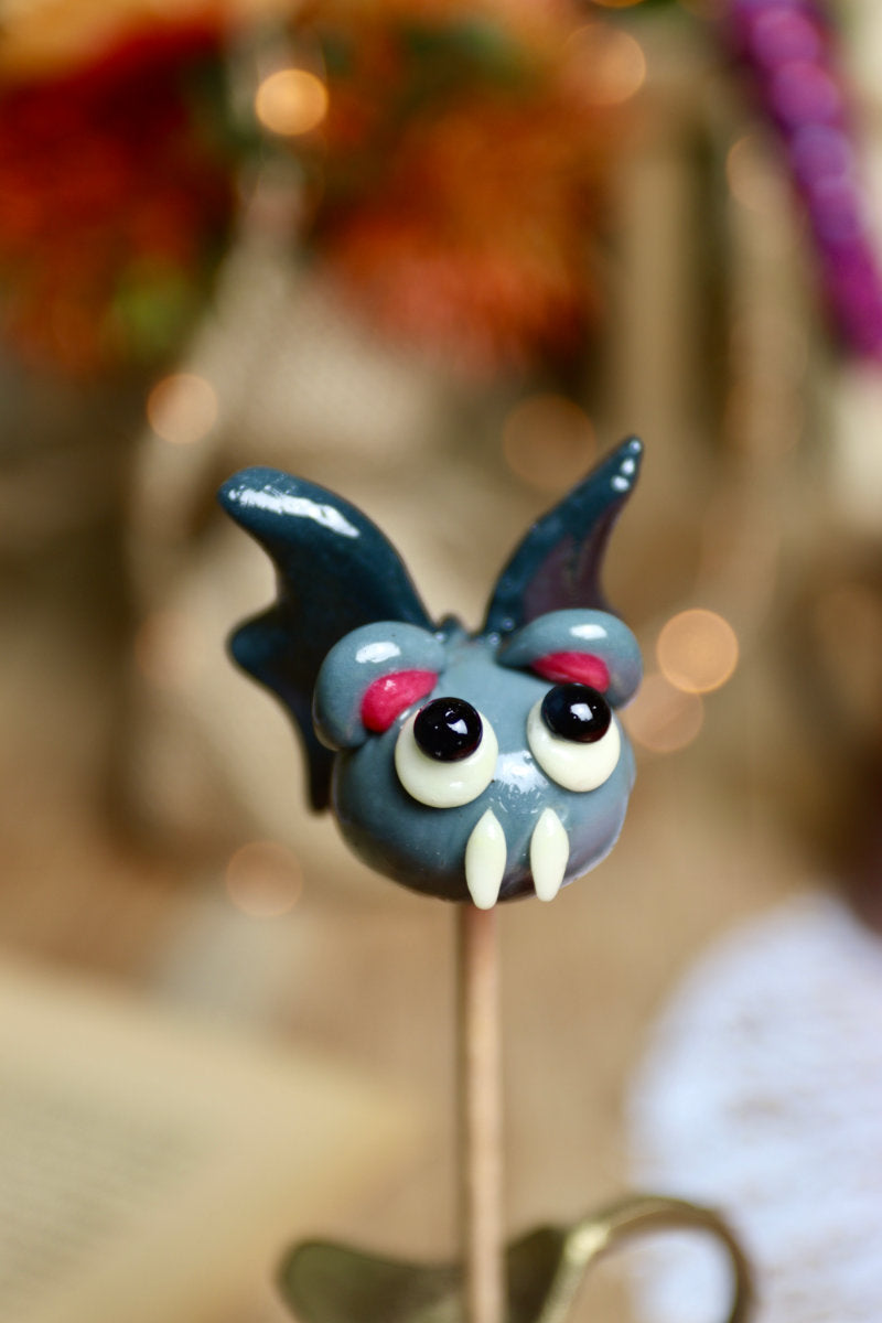 Sucette artisanale sculptée en forme de chauve-souris, au cola, vue en gros plan