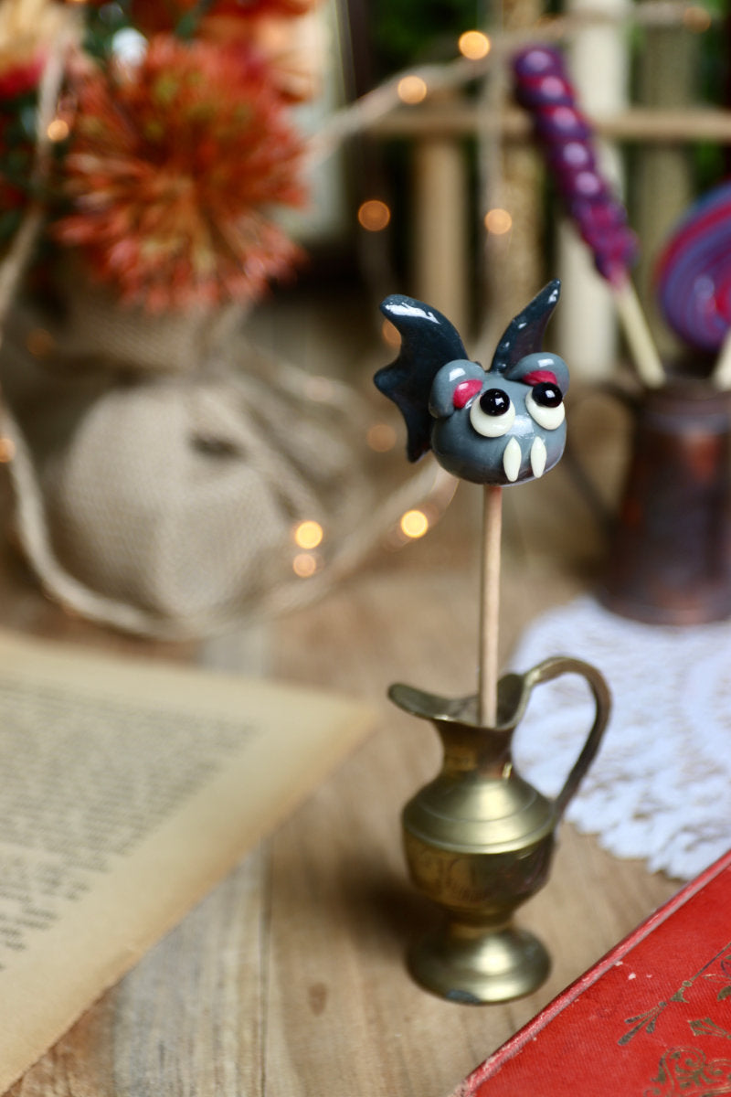 Sucette chauve-souris au cola mise en scène dans un décor mystérieux et féerique