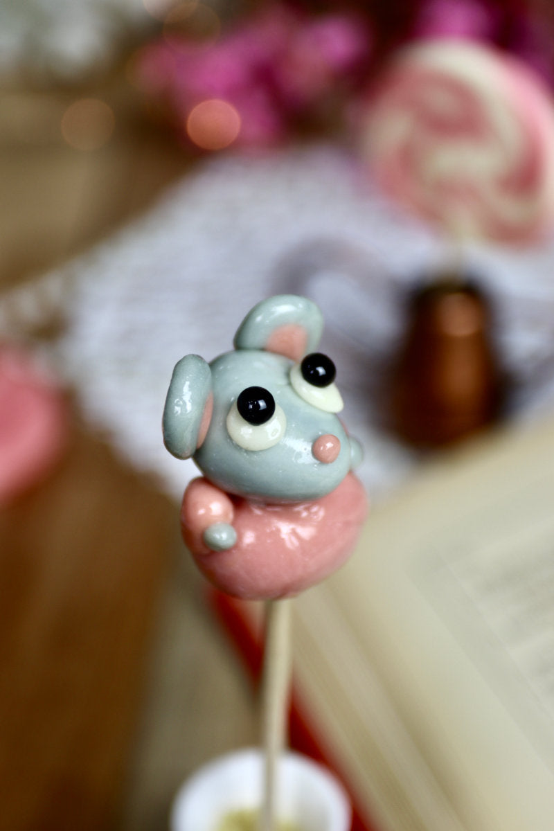 Sucette artisanale en forme de souris parfumée au citron avec robe framboise, sculptée à la main