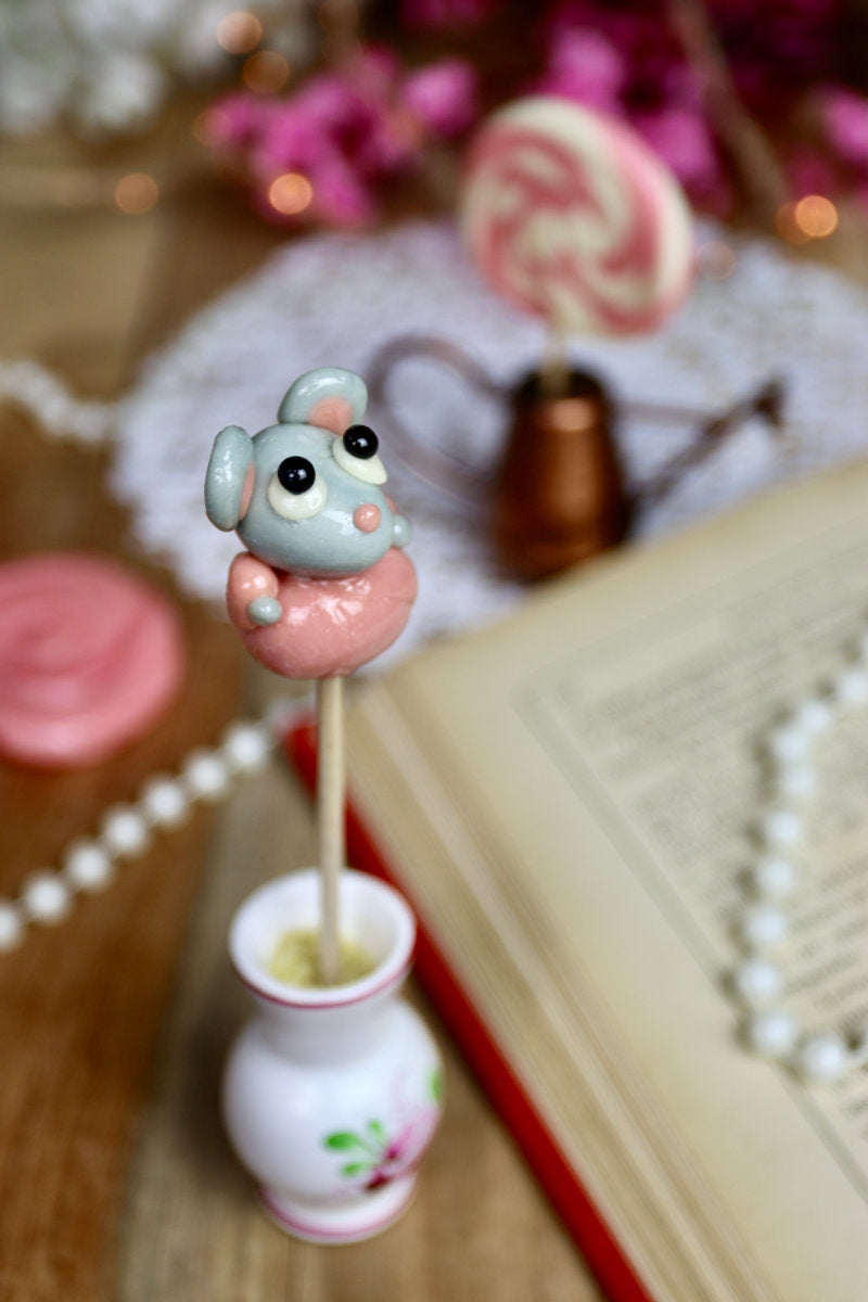 Mademoiselle Souris, sucette sculptée main au citron-framboise, dans un décor inspiré des contes d’enfance