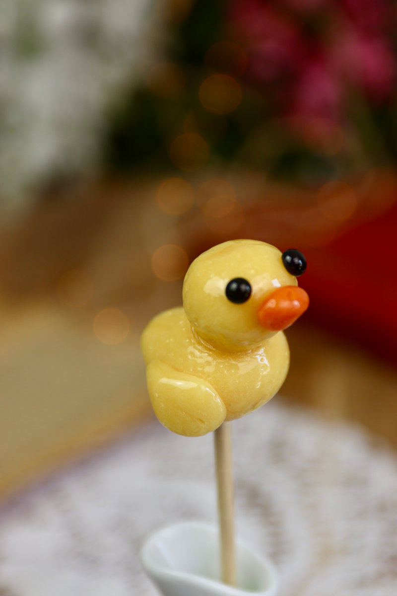 Sucette artisanale en forme de canard à la pêche, jaune et brillante