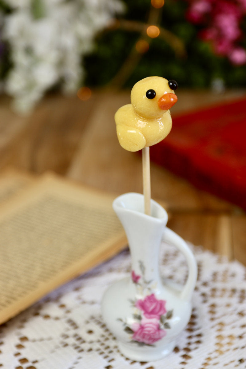 Sucette canard dans un décor enfantin et coloré, pour une fête ou un cadeau