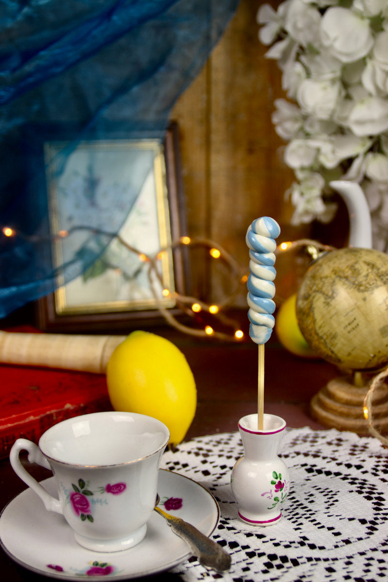 Sucette artisanale torsade citron myrtille dans une décoration féérique