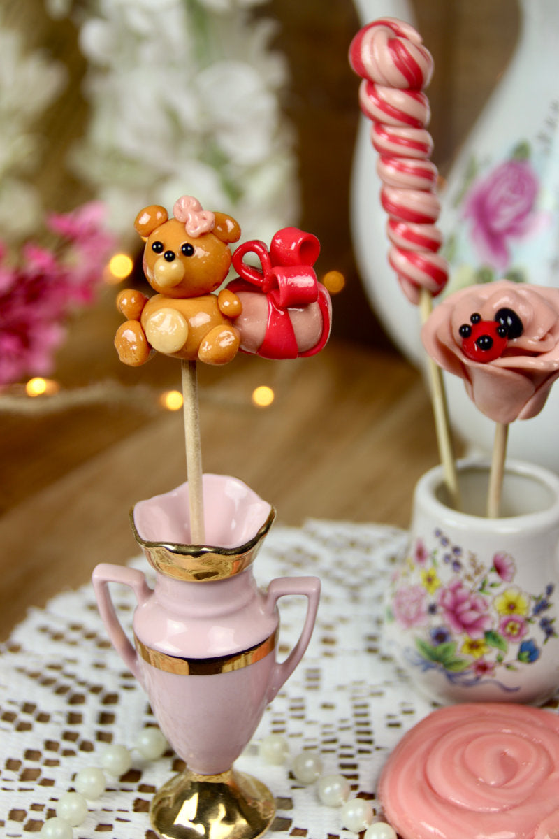 Cadeau artisanal français sucette sculptée peluche rose événement naissance