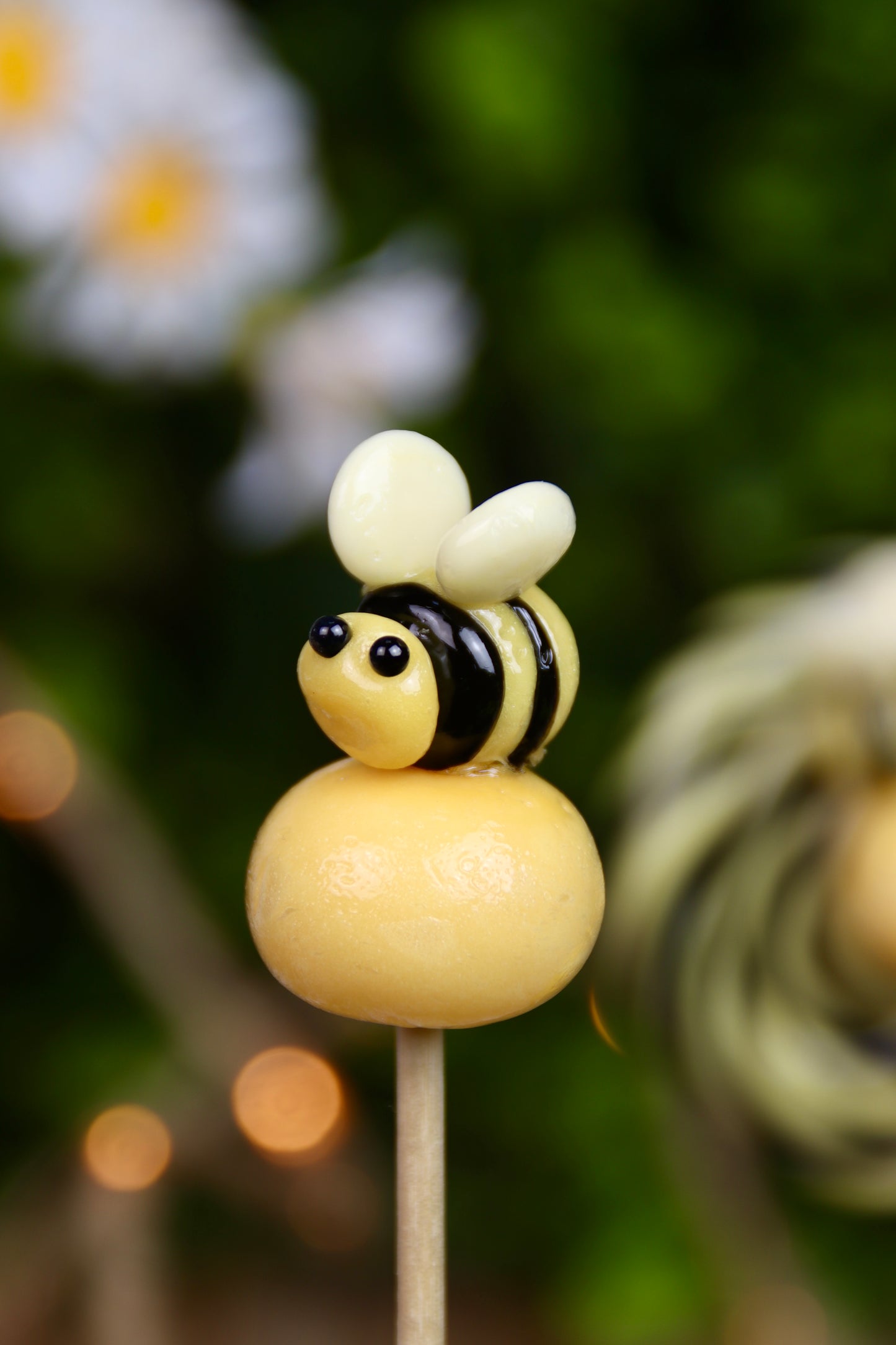 Sucette artisanale sculptĂ©e en forme dâabeille, parfumĂ©e au citron et au cassis. Une crĂ©ation minutieuse et colorĂ©e, façonnĂ©e Ă la main, parfaite pour le printemps et les gourmands en quĂȘte dâoriginalitĂ©.