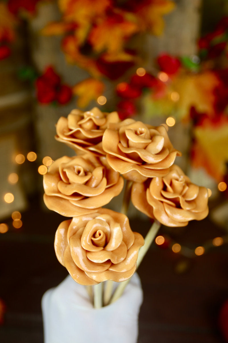 Un bouquet de sucettes en forme de fleurs au caramel beurre salé