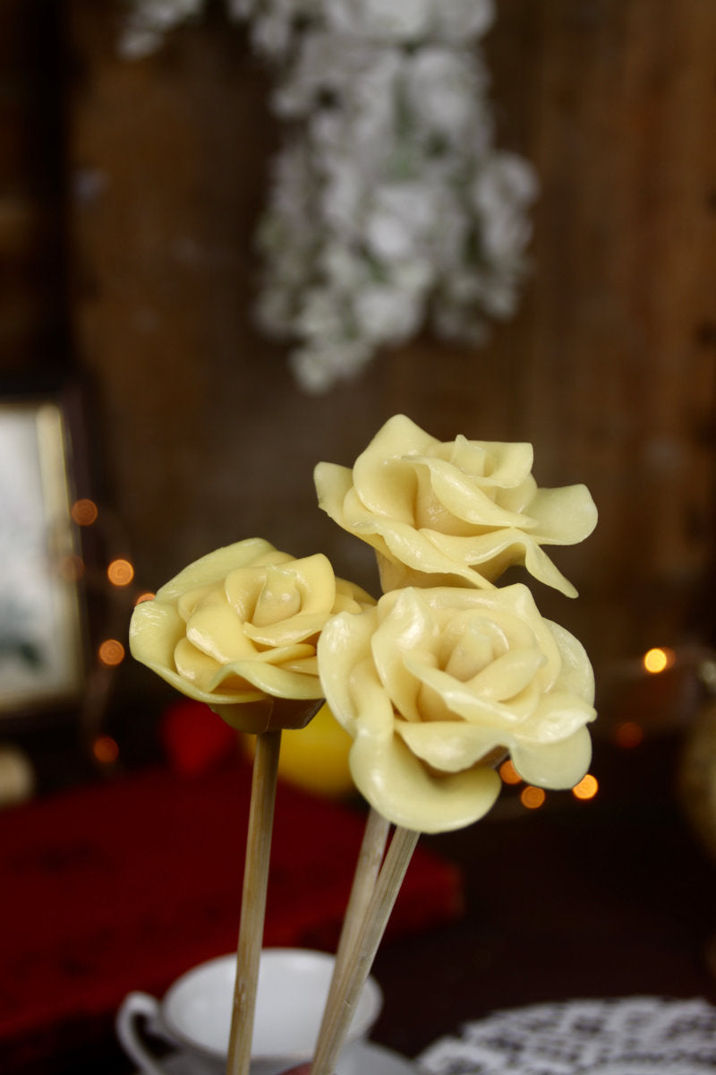 Des sucettes en formes de fleurs à la pêche pour composer un bouquet