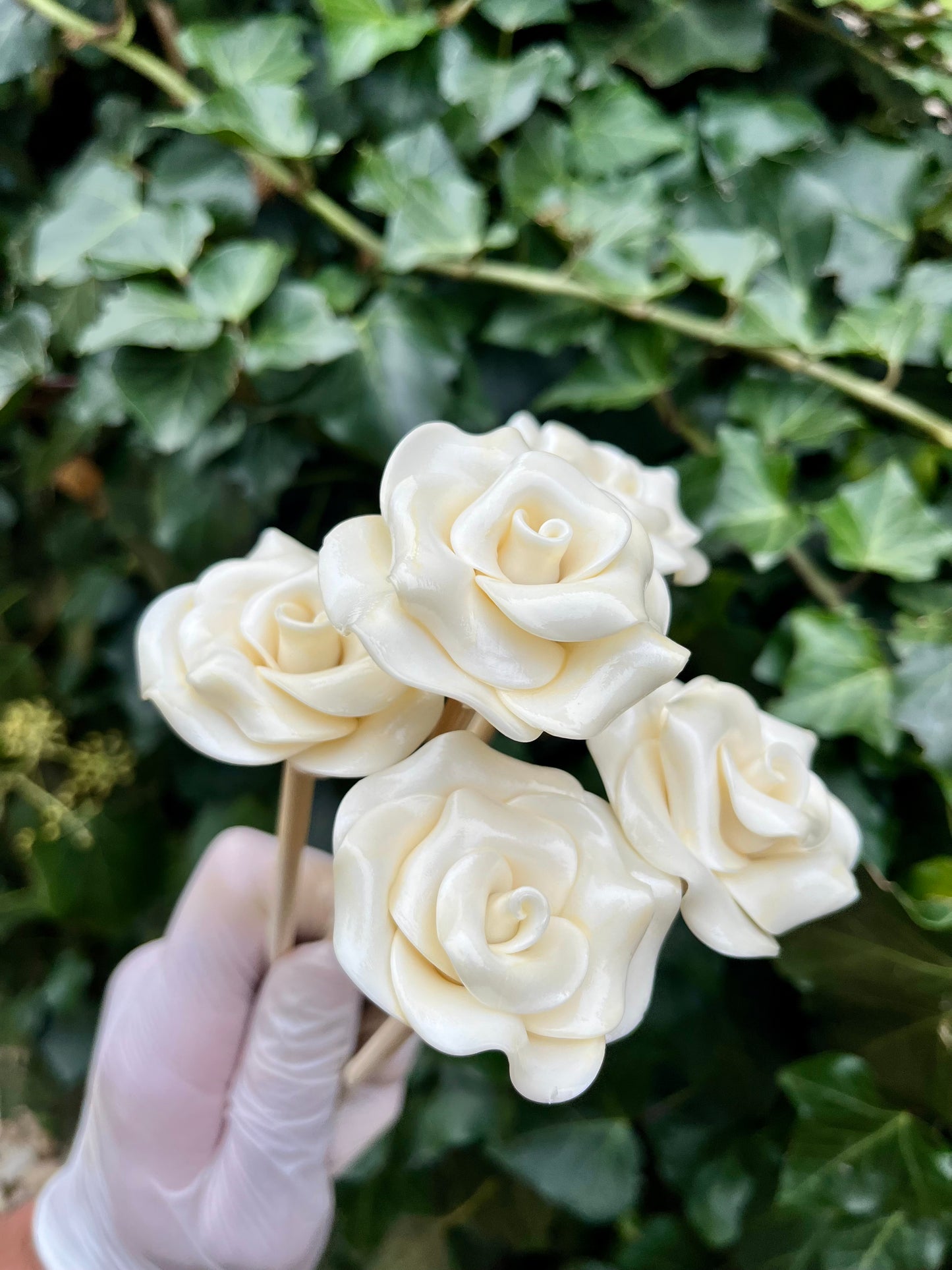Un bouquet de sucette en forme de fleur au citron dans un décor de printemps