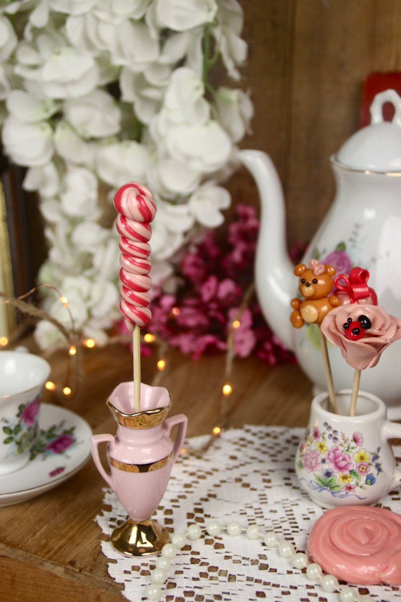 Une sucette framboise dans un décor cosy féérique