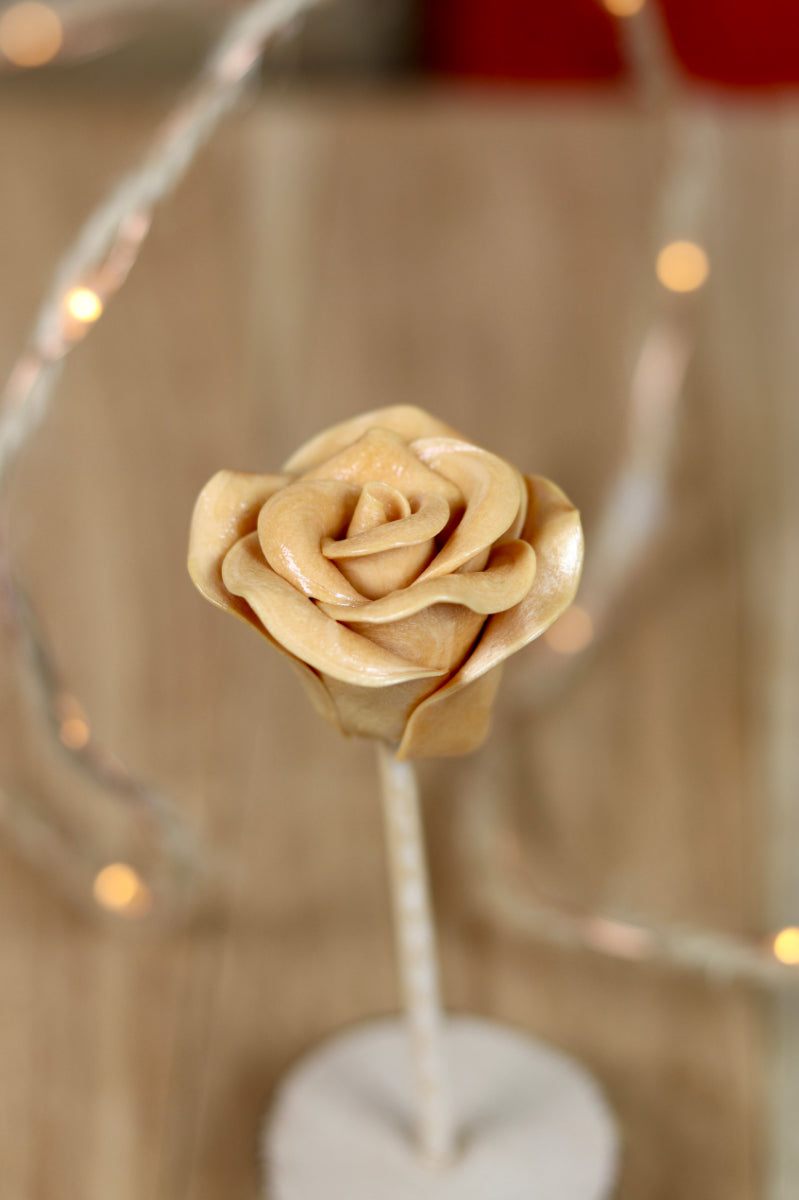 Sucette sculptée en forme de fleur au caramel et à la vanille.
