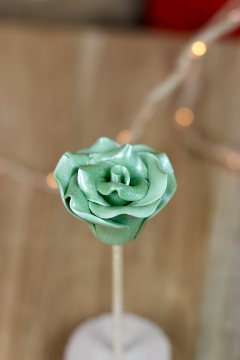 Sucette sculptée en forme de rose à la pomme et au citron de couleur vert sauge
