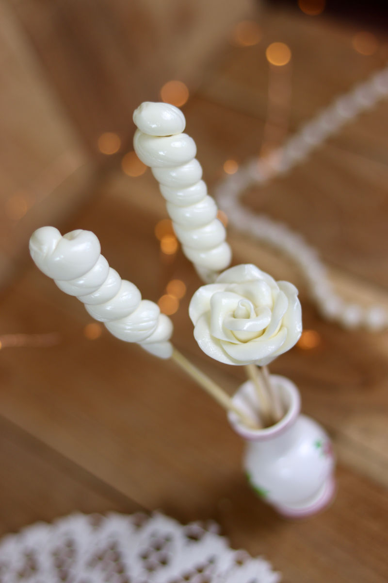 Bouquet de sucette noix de coco avec deux torsade à l'a noix de coco et une sucette sculptée en forme de rose à la noix de coco