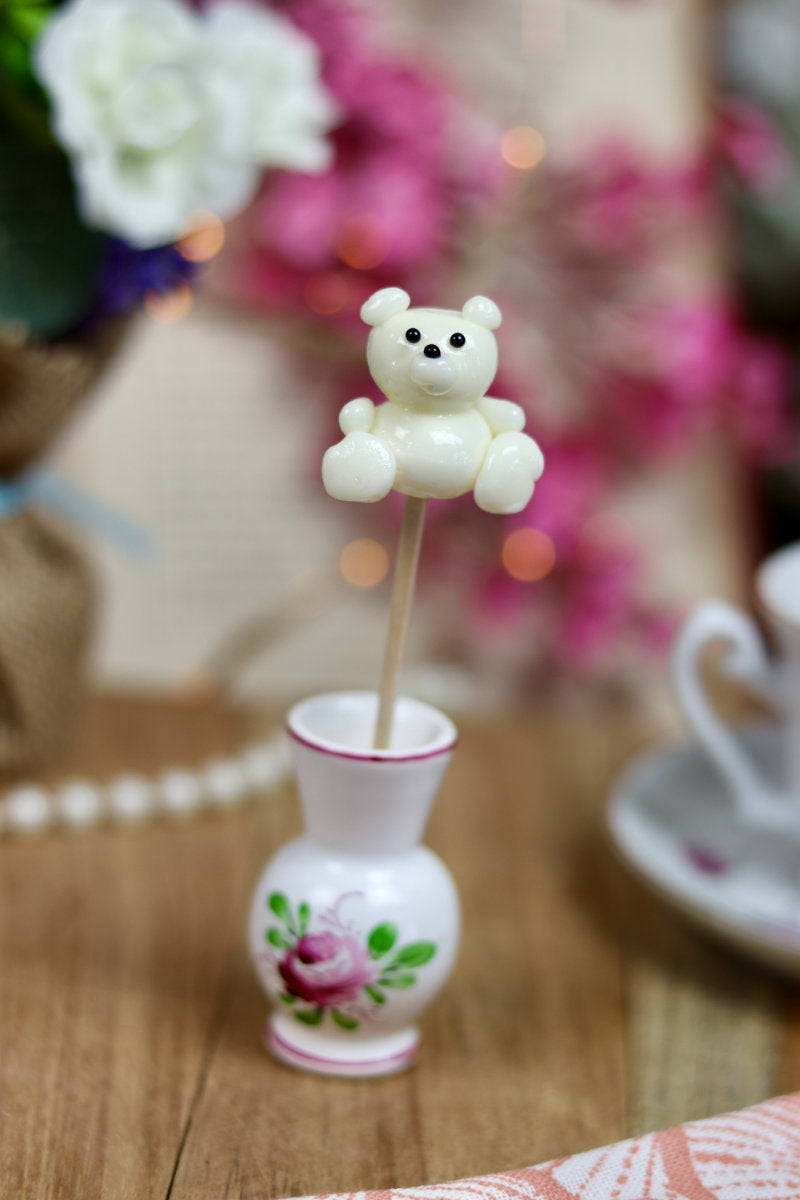 Une sucette sculptée à la main en forme de peluche à la noix de coco dans un déco cosy