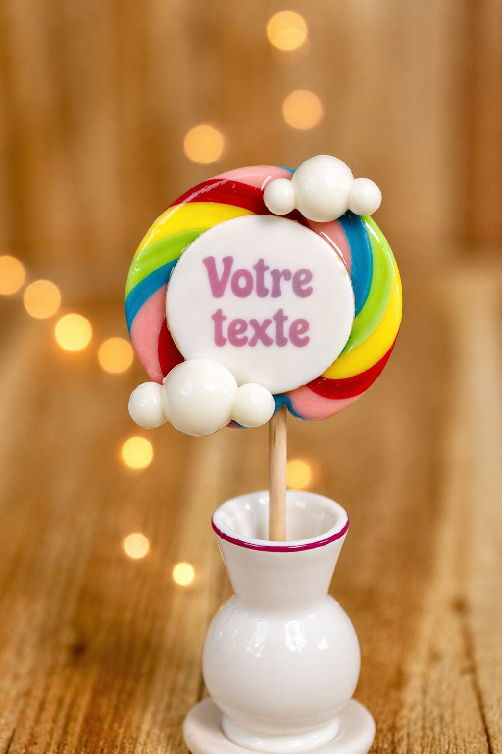 Sucette arc-en-ciel avec deux nuages blancs sculptés, au goût multifruit