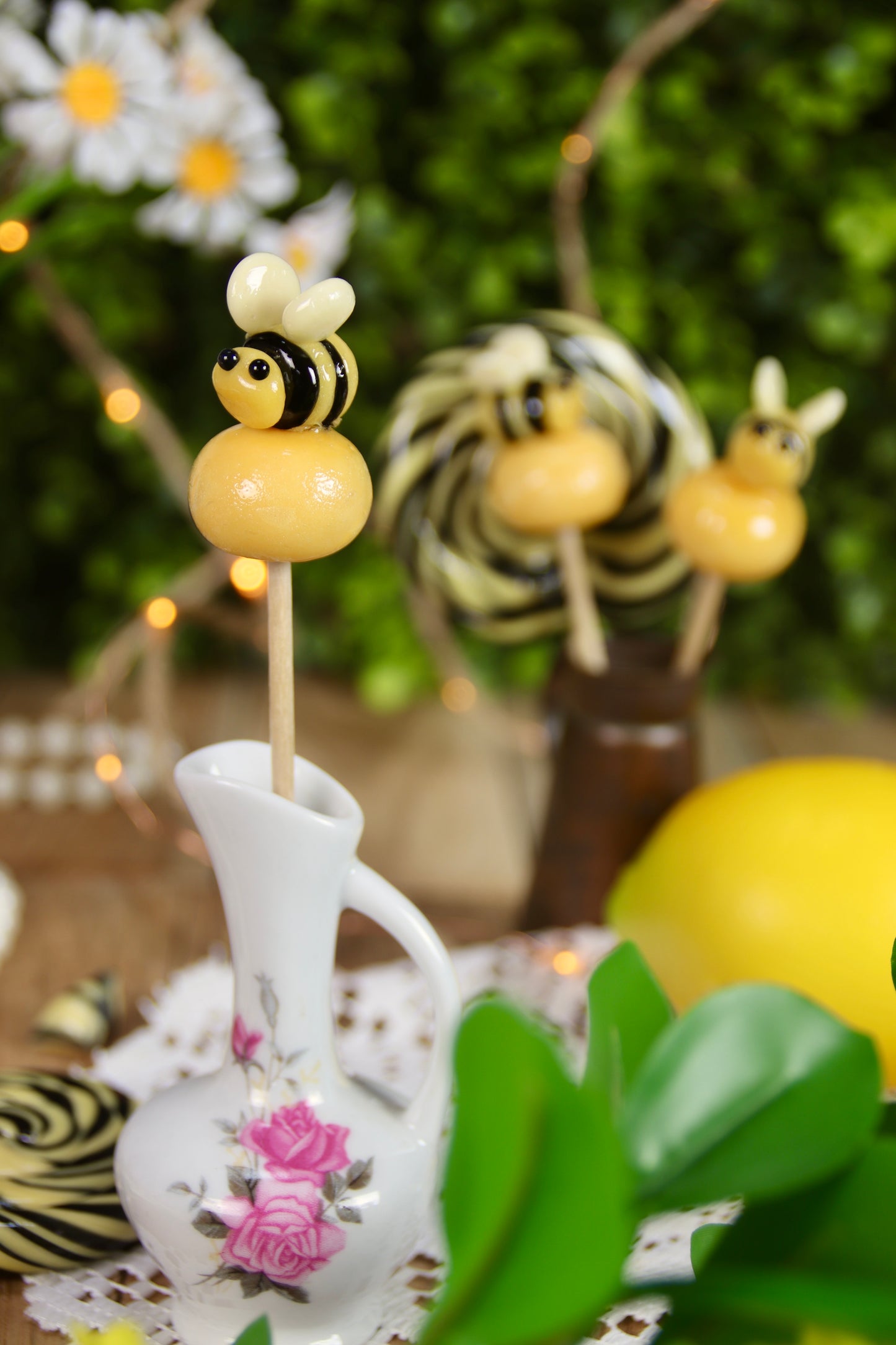 Sucette artisanale sculptĂ©e en forme dâabeille, parfumĂ©e au citron et au cassis. Une crĂ©ation minutieuse et colorĂ©e, façonnĂ©e Ă la main, parfaite pour le printemps et les gourmands en quĂȘte dâoriginalitĂ©.