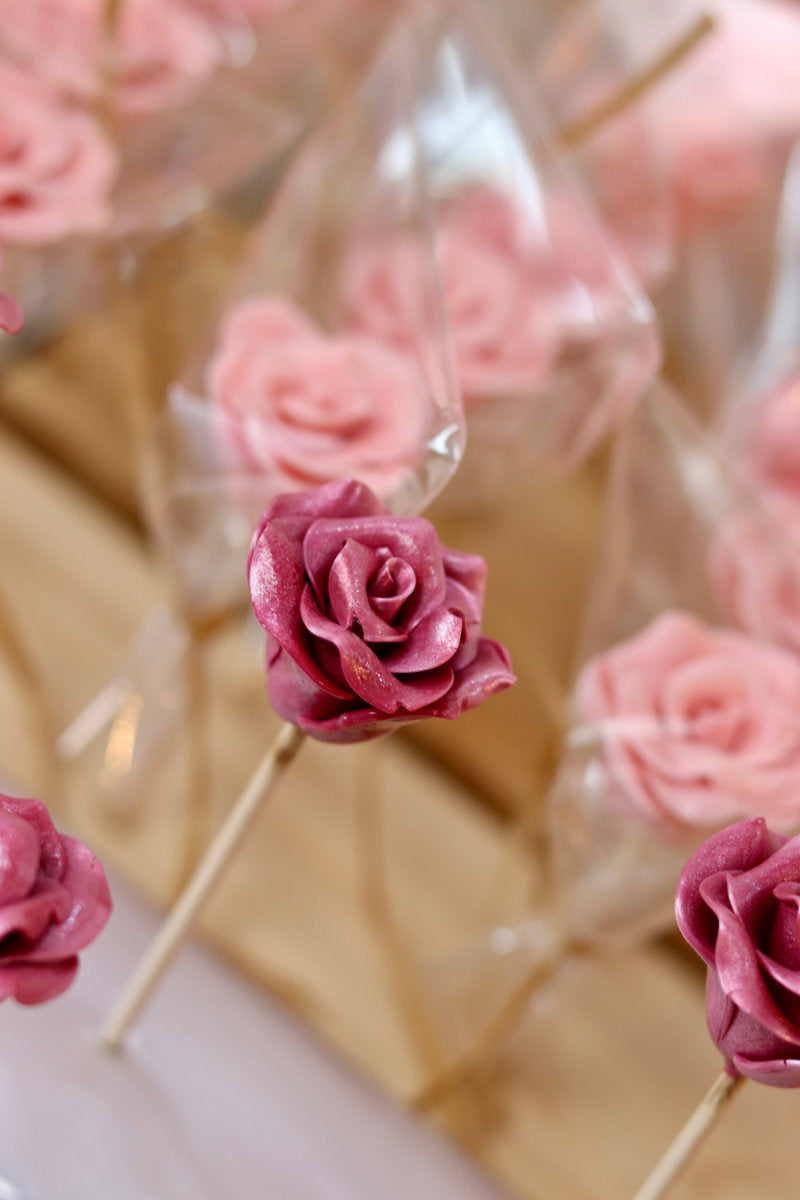Sucette en forme de rose au cassis dans l'atelier de fabrication