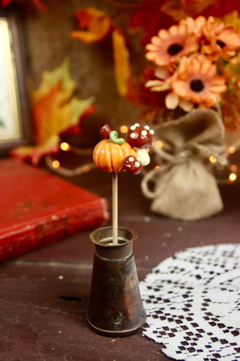 Sucette Halloween citrouille dans décor féerique vintage automne - Ambiance cosy gourmande