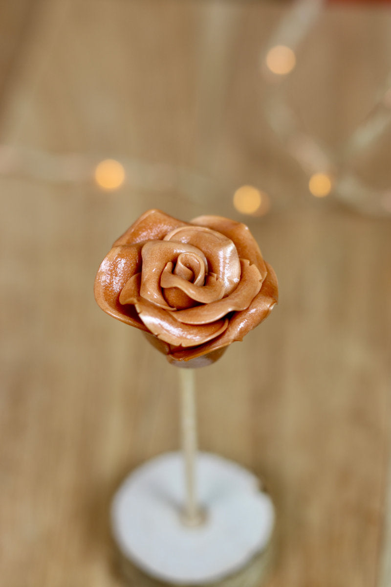Sucette sculptée en forme de fleur au caramel. Fabriqué dans notre atelier francais