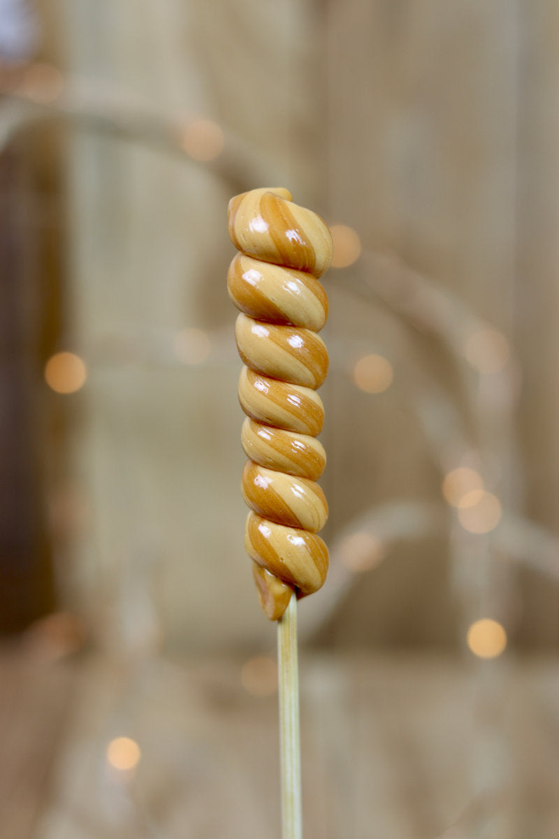 Sucette torsade artisanale au caramel beurre salé