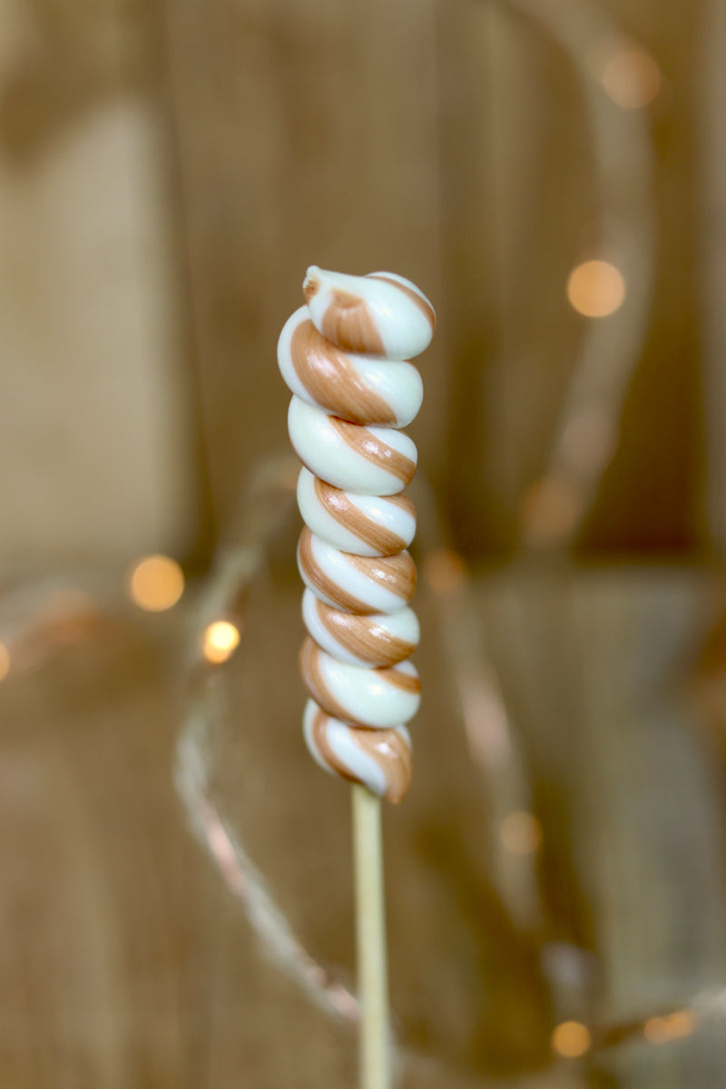 Sucette torsade artisanale à la vanille et au spéculoos. Fabriquée dans notre atelier en France Bourgogne