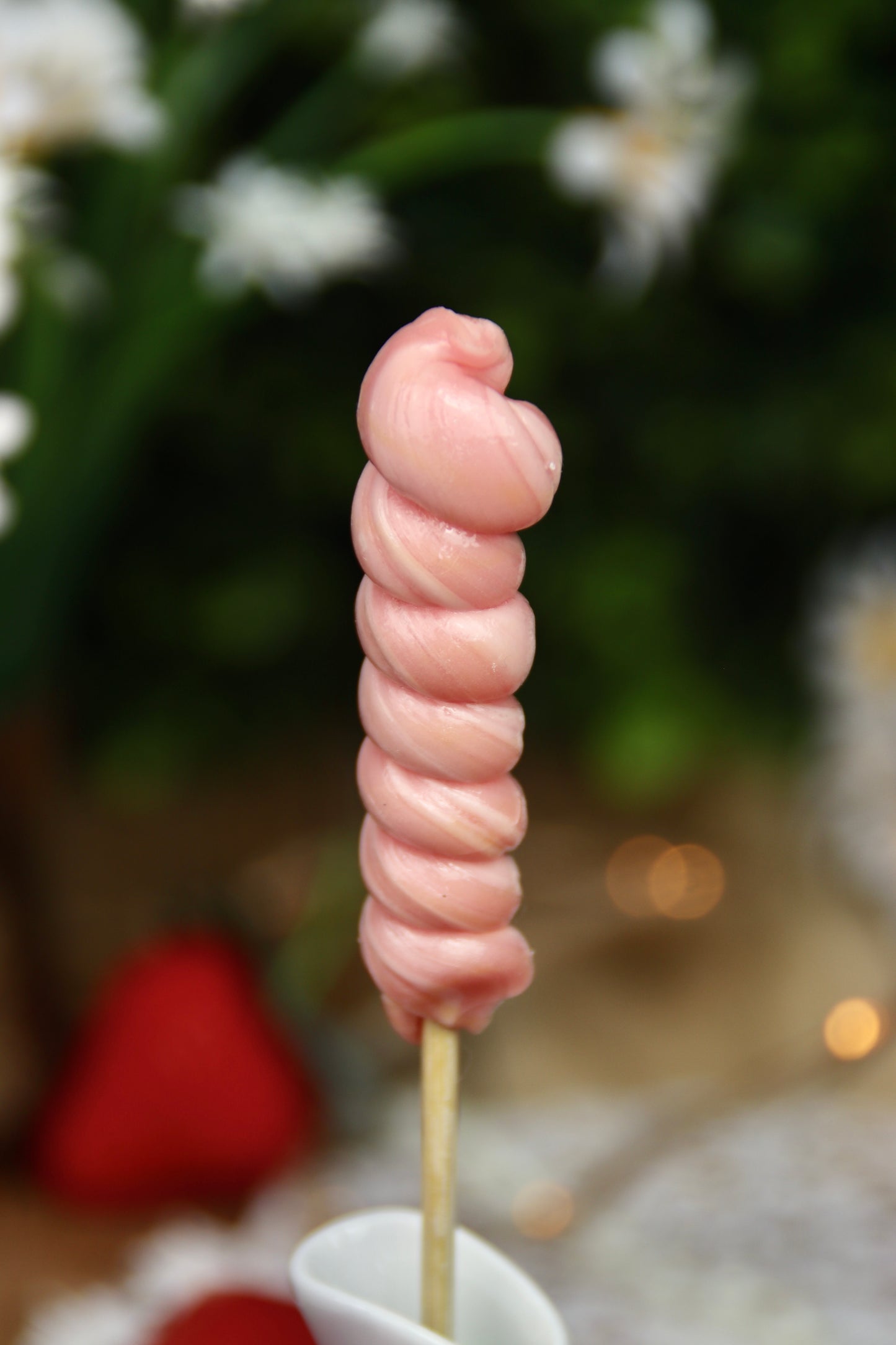 Sucette torsade artisanale parfumée à la fraise, d’un rose pastel délicat. Une gourmandise aux couleurs printanières, fabriquée à la main pour une touche fruitée et sucrée.