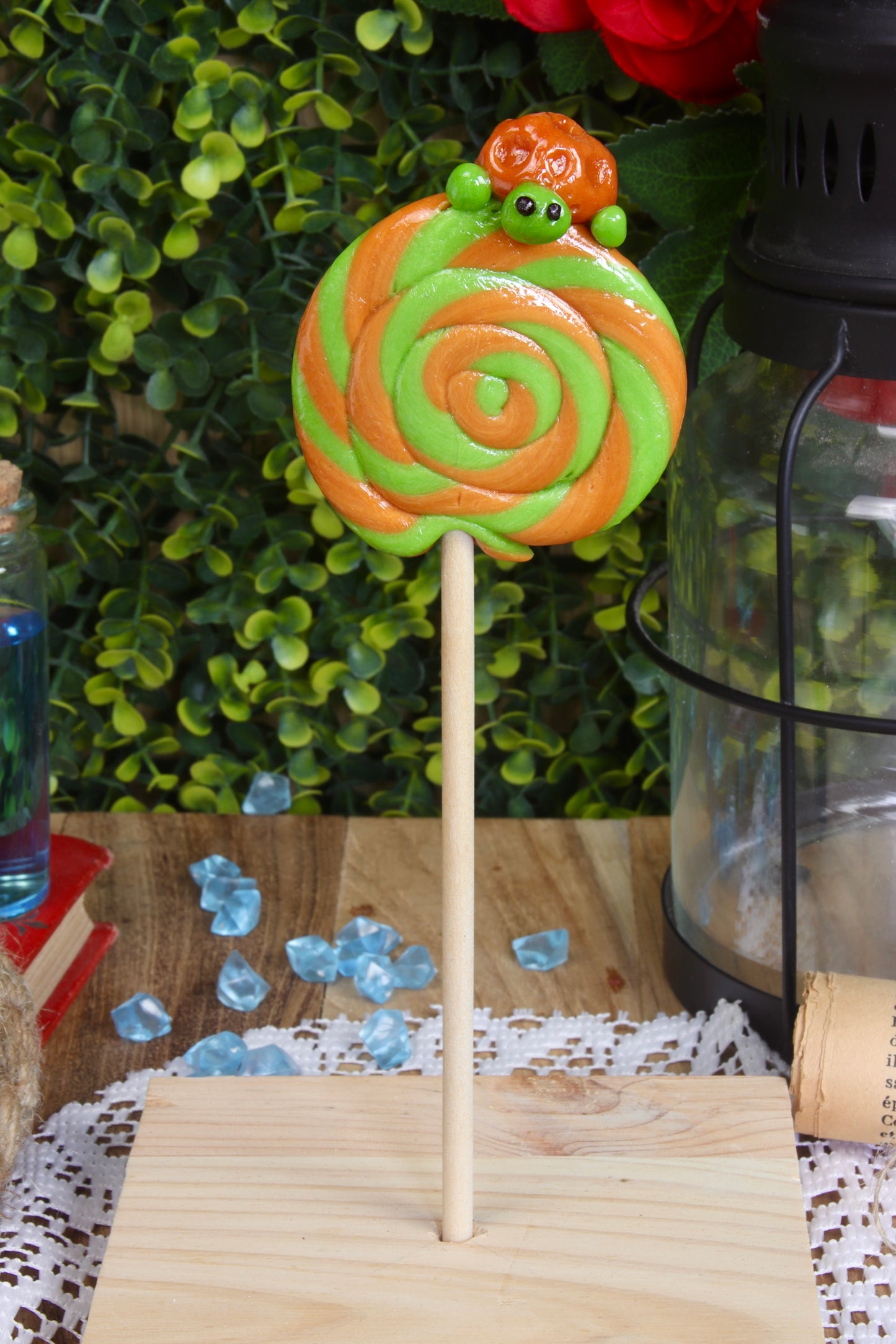 Sucette foraine tortue pomme caramel dans un décor marin, rappelant les profondeurs de l’océan, parfaite pour une décoration de table à thème.
