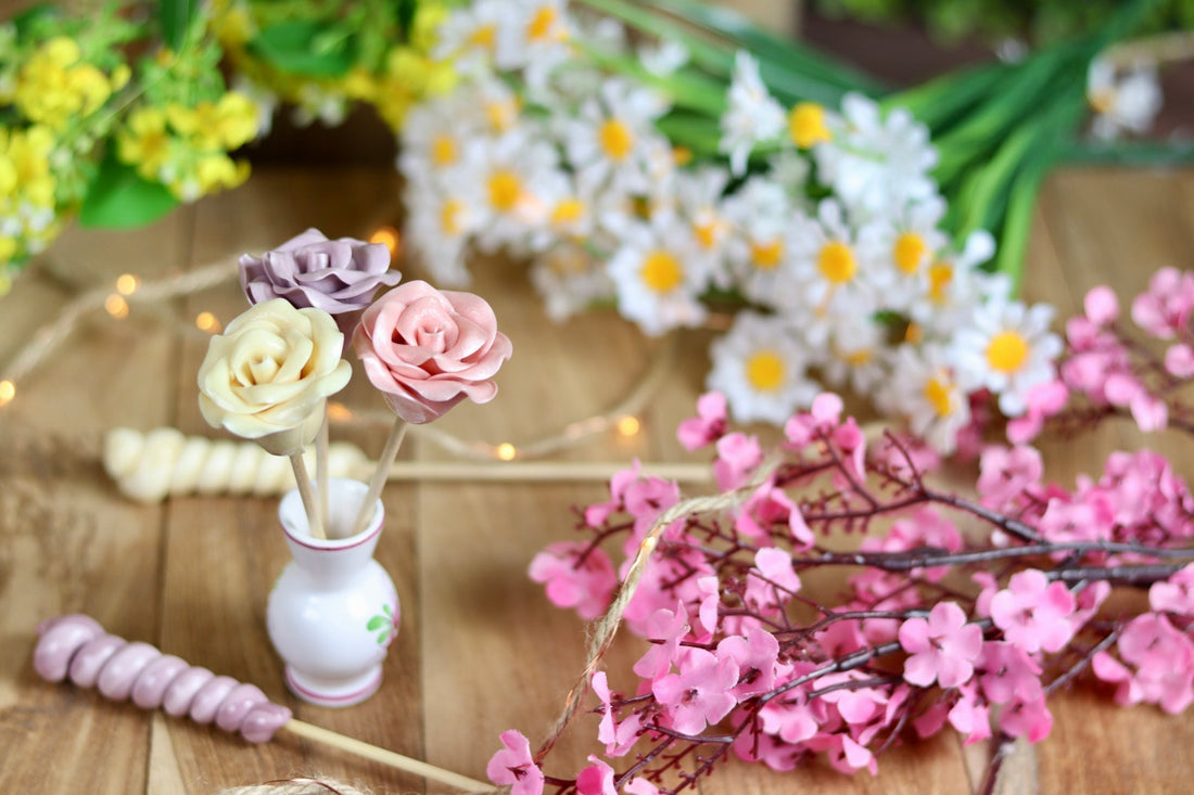 Sucettes en forme de rose : trois parfums inspirés du printemps