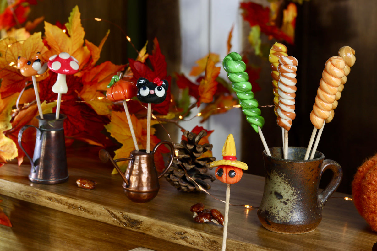 Des sucettes sculptée à la main et des bonbons sur le thème de l'automne. Dans une ambiance féérique.