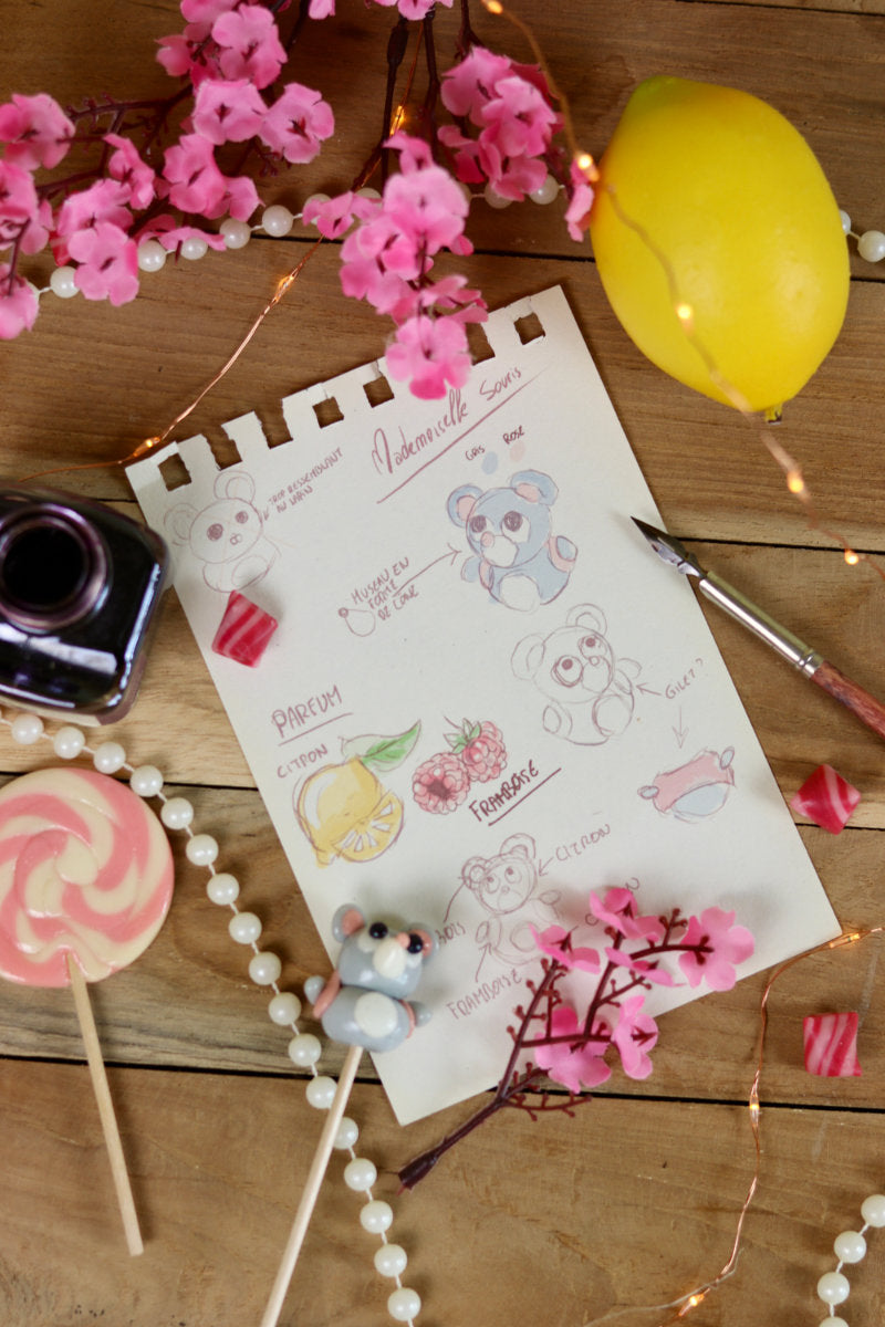 Un croquis de recherche de la sucette mademoiselle souris au citron et à la framboise