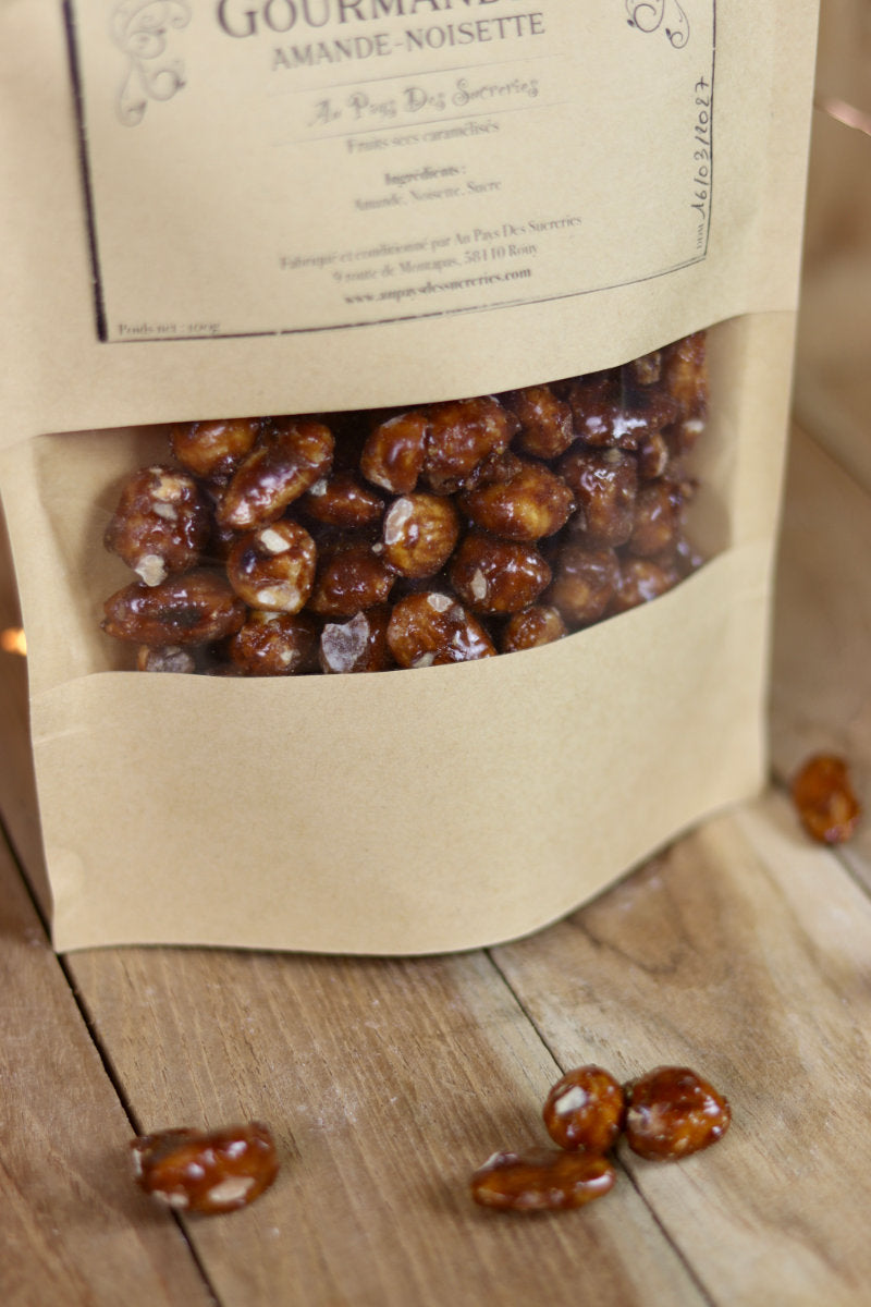Un sachet de gourmandise amande noisette. Des fruits secs caramélisés fabriqué et conditionné en Bourgogne