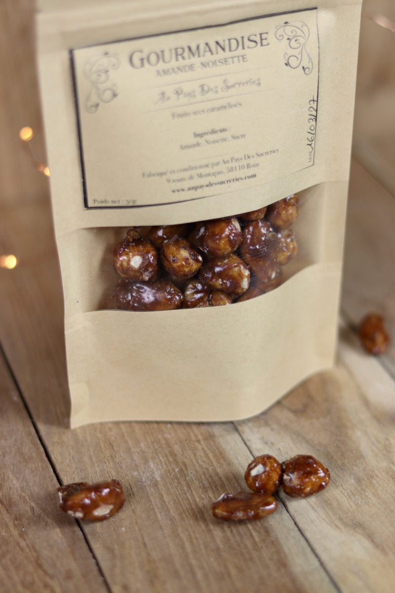 Un sachet de gourmandise amande noisette. Des fruits secs caramélisés fabriqué et conditionné en Bourgogne