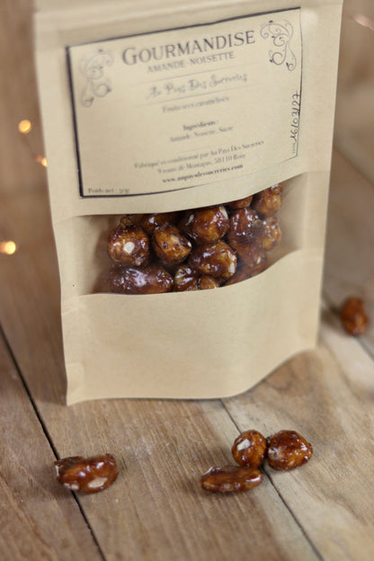 Un sachet de gourmandise amande noisette. Des fruits secs caramélisés fabriqué et conditionné en Bourgogne