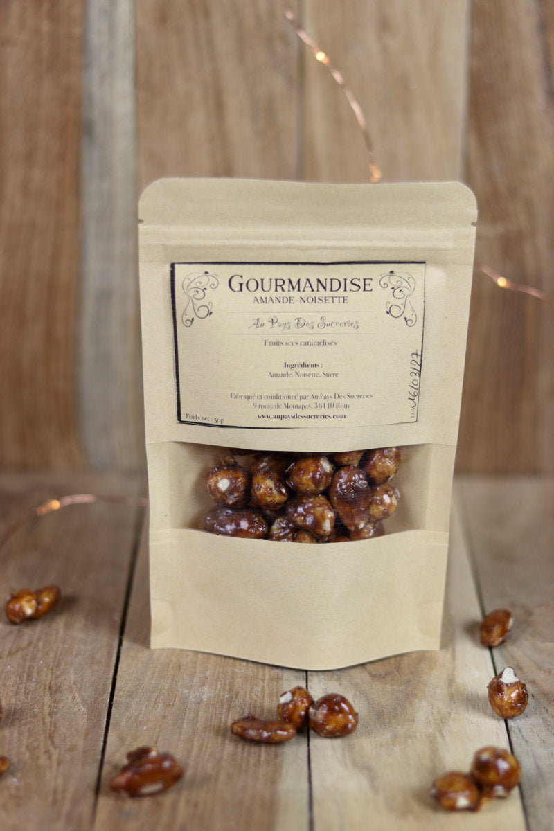 Un sachet de gourmandise amande noisette. Des fruits secs caramélisés fabriqué et conditionné en Bourgogne