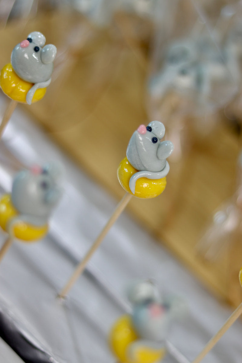 Sucette sculptée en forme de souris sur un fromage au citron. Dans l'atelier de fabrication