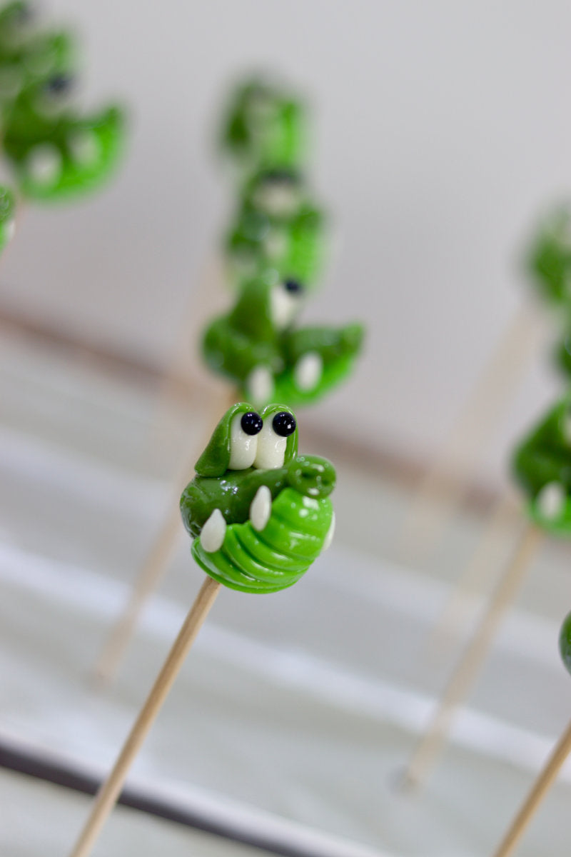 Production de Sucette sculptée en forme de crocodile à la pomme dans un atelier francais