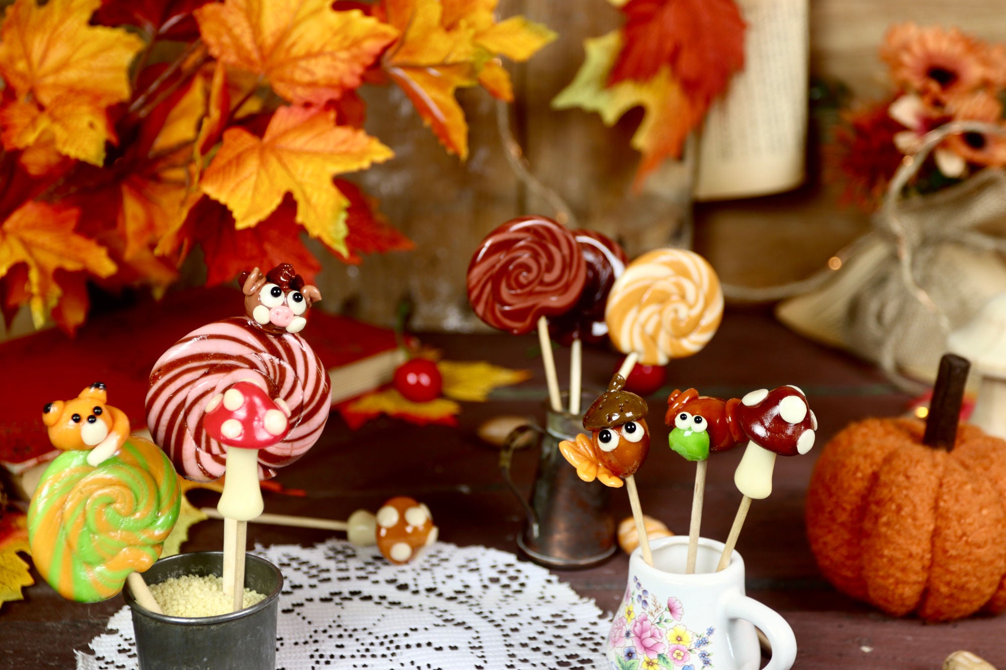 Sucette sculptée artisanale dans un décor féérique sur le thème de l'automne et la forêt