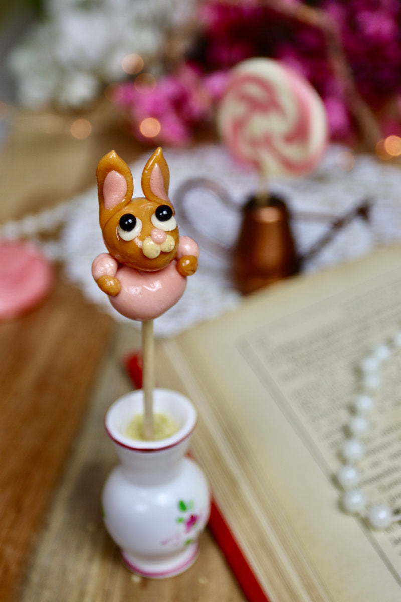 Sucette « Mademoiselle Lapin » présentée dans un décor de conte vintage