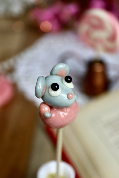 Sucette artisanale en forme de souris parfumée au citron avec robe framboise, sculptée à la main
