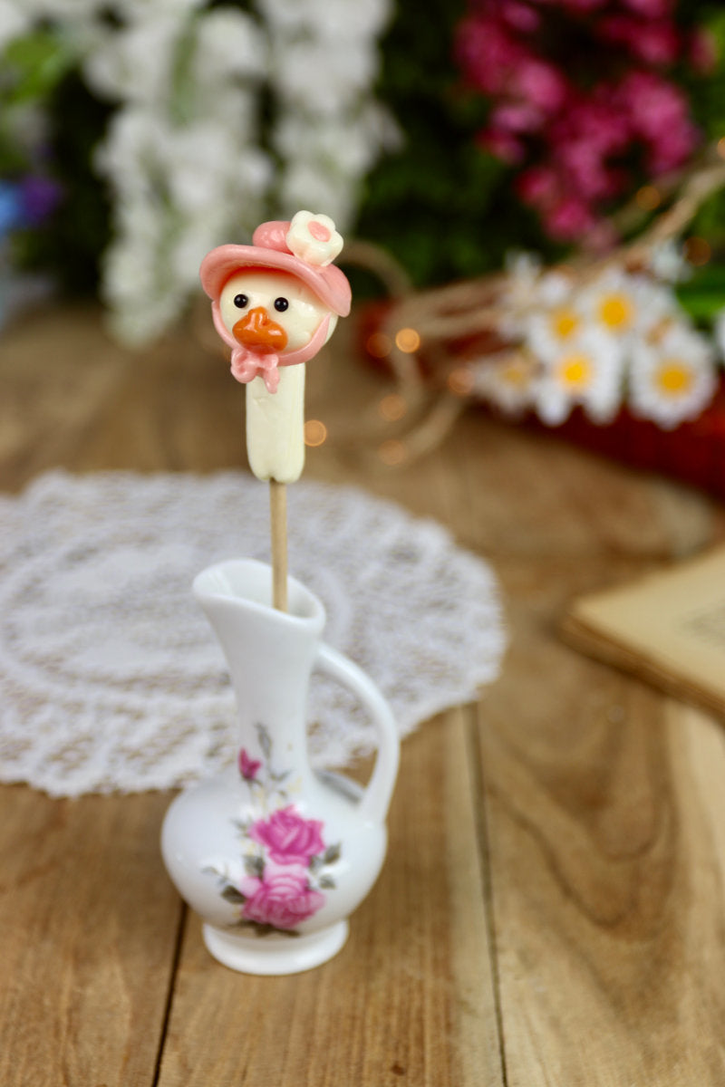 Sucette oie citron-fraise dans un décor champêtre inspiré des contes pour enfants
