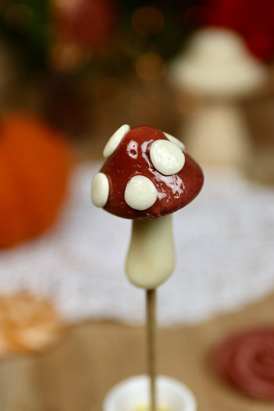 Sucette artisanale en forme de champignon au parfum vanille et cacao, sculptée avec soin