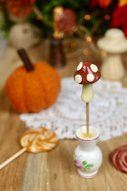Sucette champignon vanille cacao dans un décor forestier inspiré des contes
