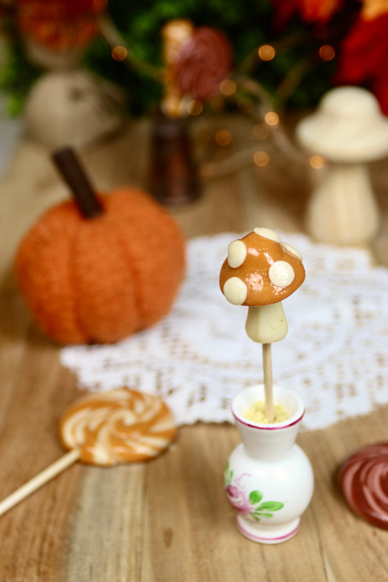 Sucette champignon au caramel et vanille dans un décor automnal chaleureux
