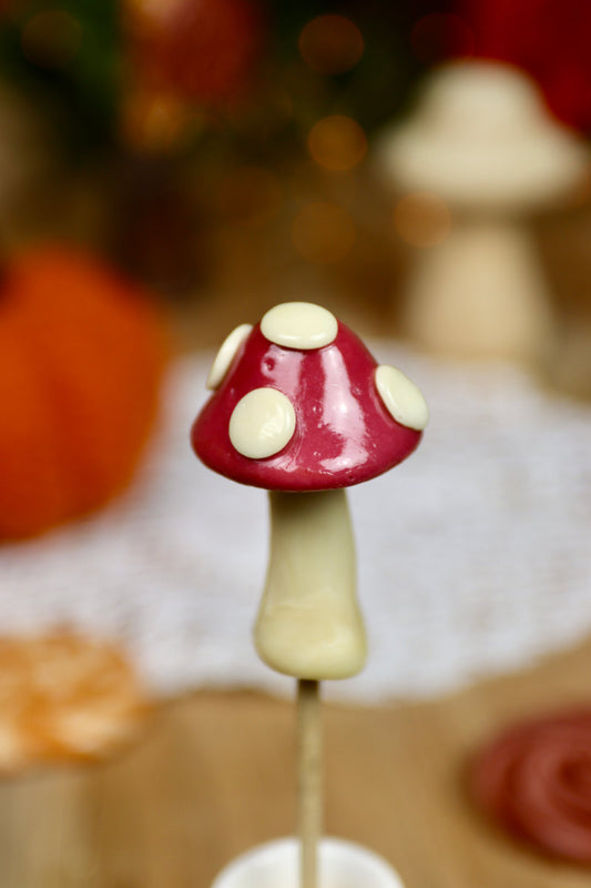 Sucette artisanale en forme de champignon au parfum vanille-cassis, sculptée à la main