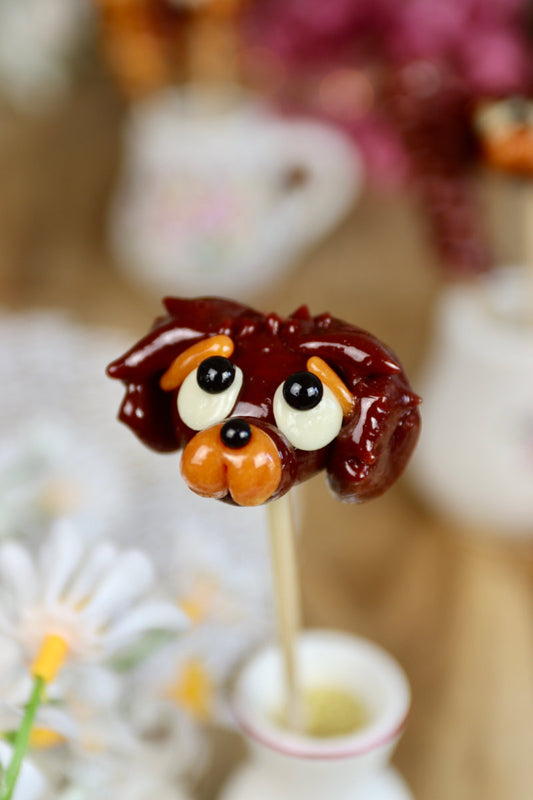 Sucette artisanale en forme de cocker, sculptée à la main au cacao et caramel beurre salé