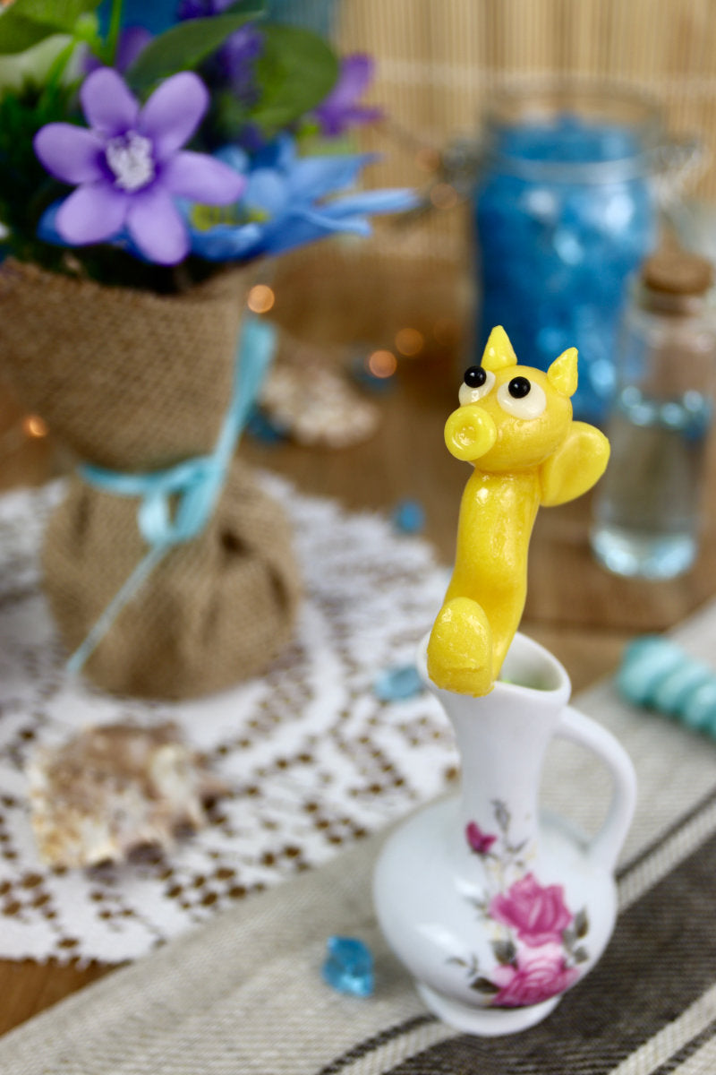 Sucette hippocampe à la pêche dans un décor marin, entourée de coquillages et d’éléments océaniques, parfaite pour un thème océan ou une décoration gourmande.